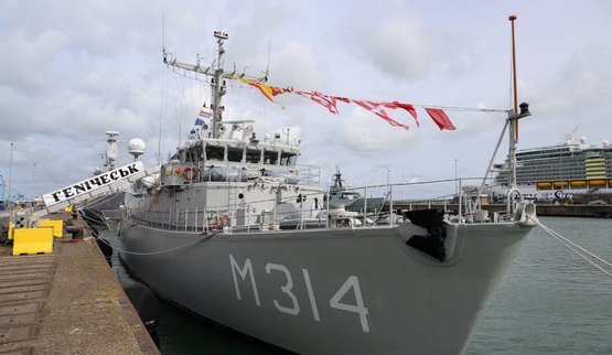 Нідерланди передали Україні протимінний корабель