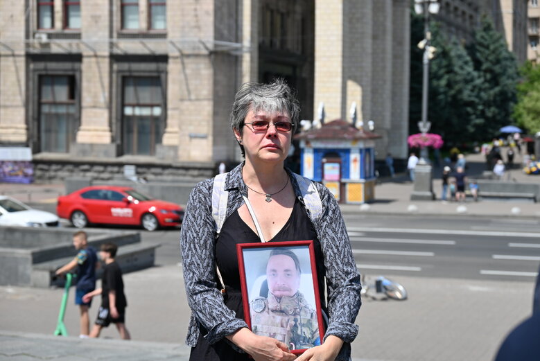 Родные павших защитников Украины потребовали создать под Киевом военное кладбище 01