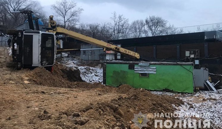 На стройке на пляже "Ланжерон" в Одессе упал кран, в результате погиб рабочий, - полиция. ФОТО