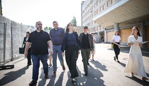 Глава МЗС Румунії Тою прибула до Києва. ФОТОрепортаж