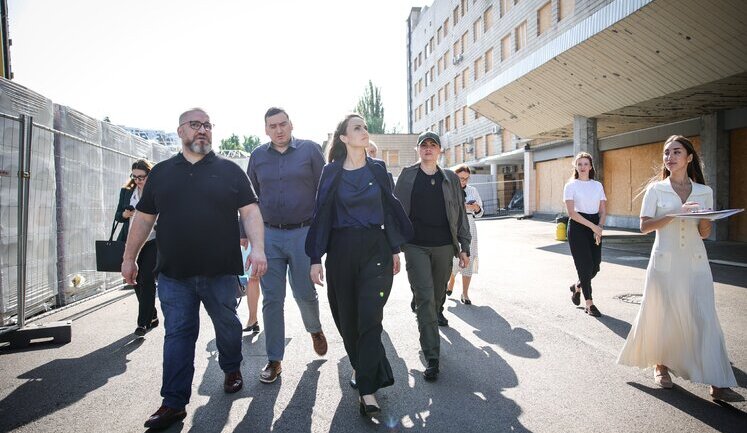 Глава МЗС Румунії Тою прибула до Києва. ФОТОрепортаж