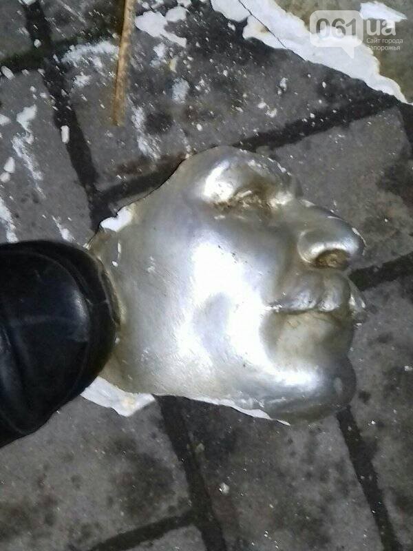 У День памяті жертв Голодомору в Запоріжжі розбили памятник Сталіну в офісі КПУ 03