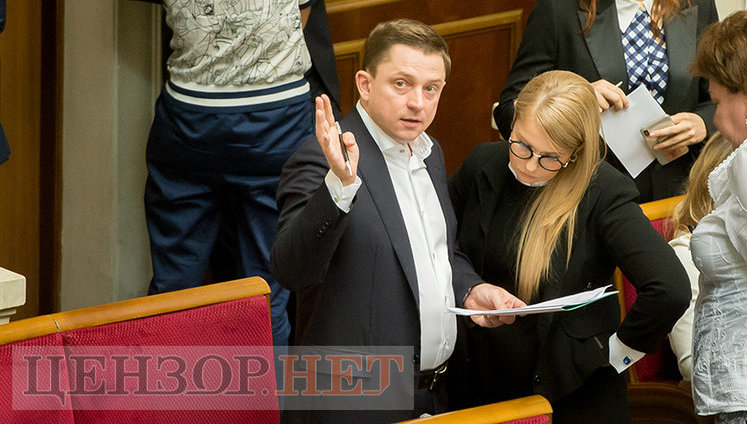 Смеющийся президиум, Тимошенко изучает документы от Довгого, список покупок для Аристова и общение жестами Арахамии с Кожемякиным, - рабочий день ВР 12 сентября. ФОТОрепортаж