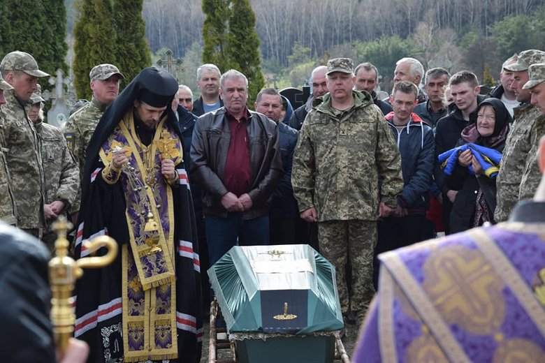 Тернопільщина попрощалася із загиблим 38-річним воїном Сергієм Грищуком, який повернувся із Польщі, щоб боронити країну 07