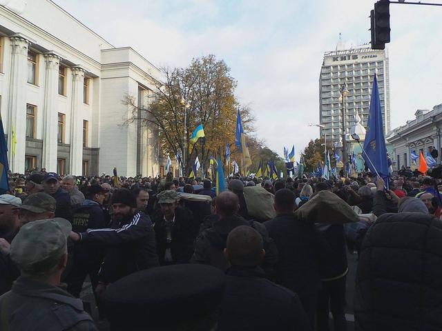 Мітингувальники почали встановлювати намети під Радою 03 Мітингувальники почали встановлювати намети під Радою 03