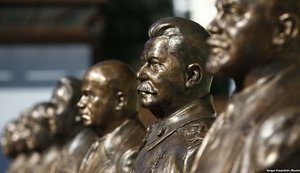 У Москві відкривають "Алею вождів" з бюстами радянських лідерів. ФОТО