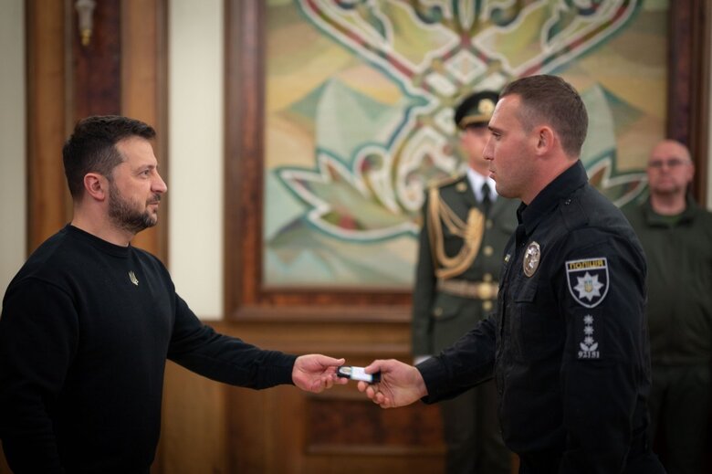 Зеленський вручив генеральські погони військовим і правоохоронцям 11