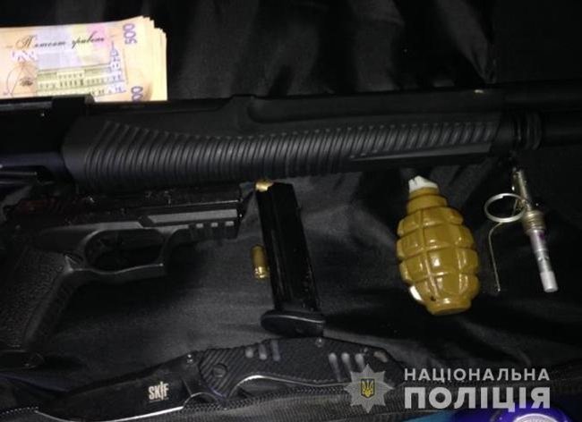 Карабин, пистолеты, гранаты, патроны: правоохранители задержали членов преступной группы вымогателей в Запорожской области 02
