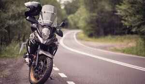 В Україні дозволили мотоциклам та мопедам рух смугою громадського транспорту