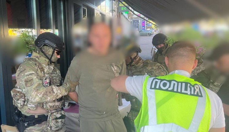 $82 000 за допомогу у перетині кордону: в Києві поліція затримала організатора схеми. ФОТОрепортаж