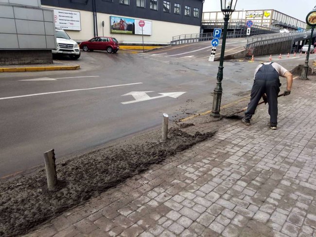 Дощі в Києві: потік води спотворив асфальт на Антоновича 05
