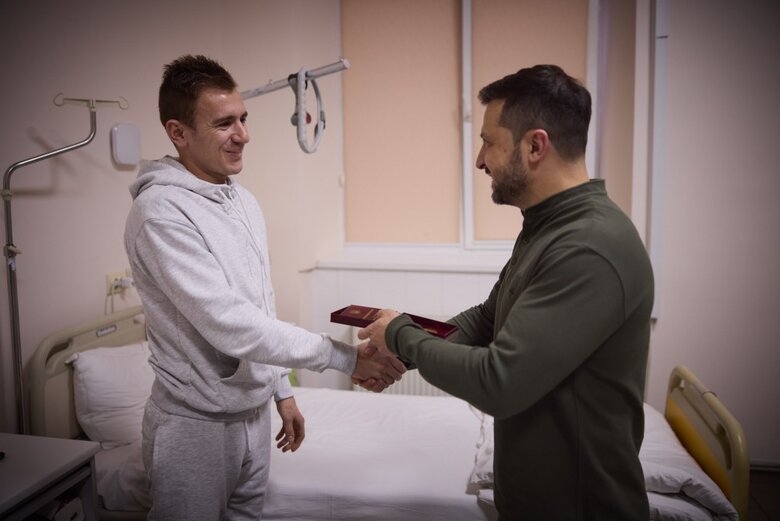 Зеленський в Ужгороді відвідав поранених та вручив нагороди