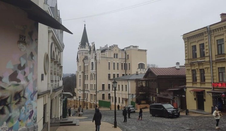 На "Замке Ричарда" в Киеве возводят надстройку. Власти Киева требуют прекратить. ФОТОрепортаж