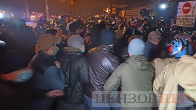 Под Шевченковским судом - столкновения с полицией 17