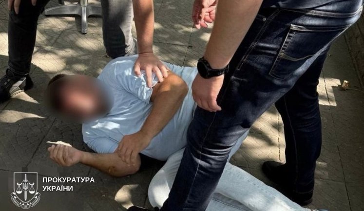 Пенсіонер із Дніпра за €25 тис. і $25 тис. обіцяв "роботу" в Офісі генпрокурора, - прокуратура. ФОТО