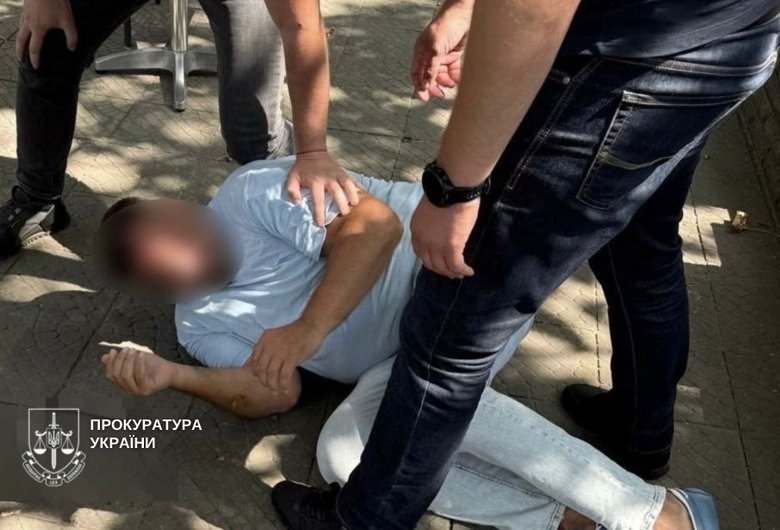 пропонував працевлаштування за хабар