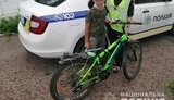 Поліція виявила на трасі Київ-Чоп 11-річного хлопчика, який їхав на велосипеді в сусідню область до бабусі. ФОТО