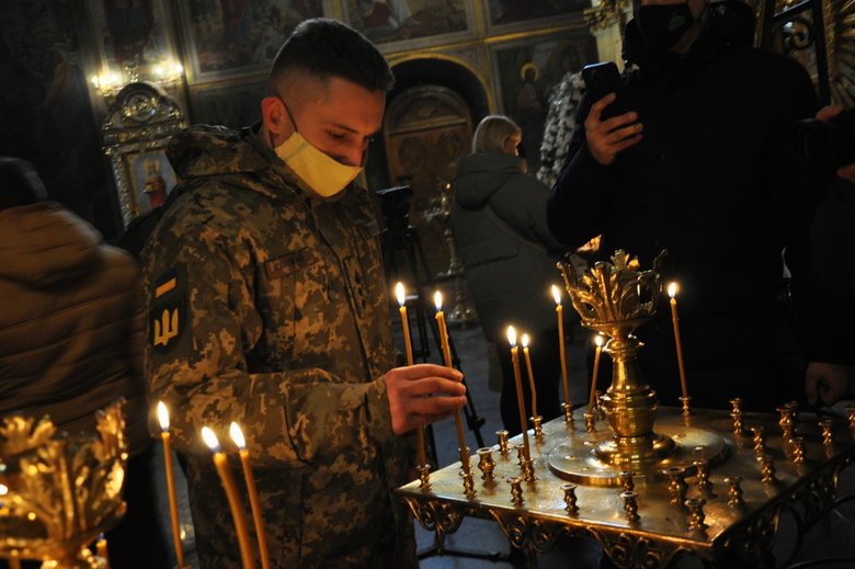 У Києві відбулась панахида за загиблими захисниками Донецького аеропорту 46 У Києві відбулась панахида за загиблими захисниками Донецького аеропорту 46