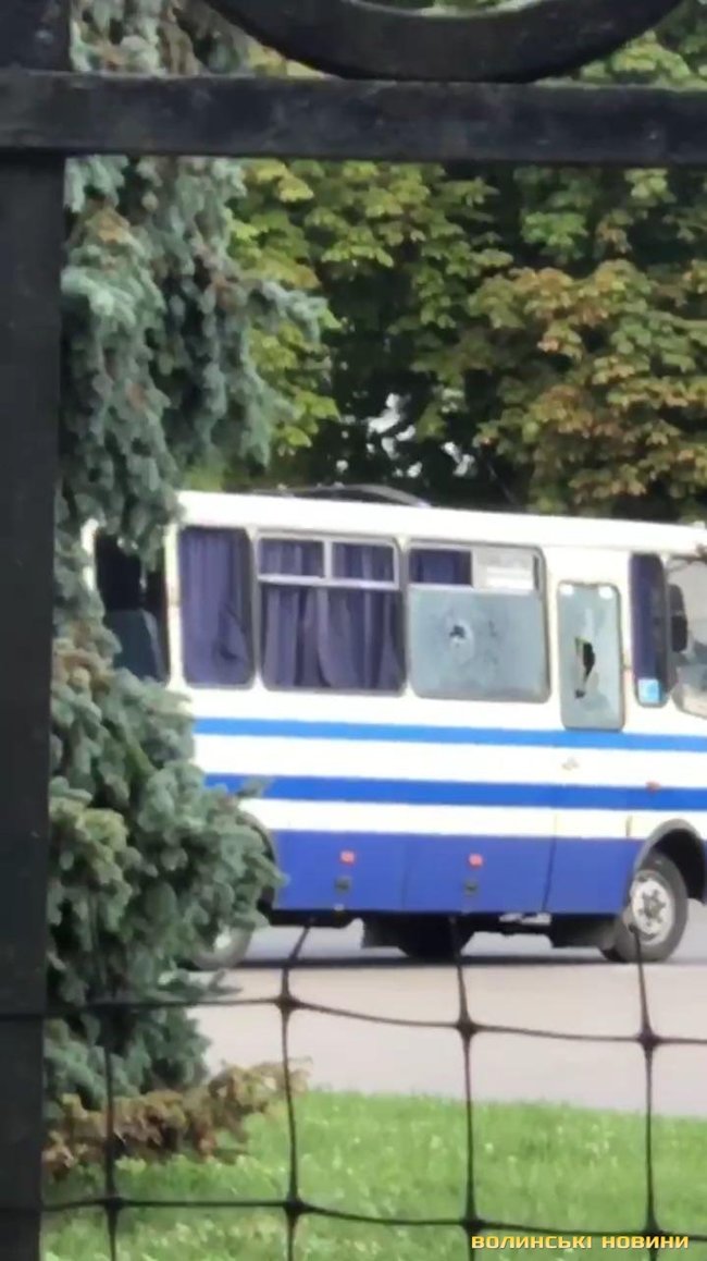 Man with bomb hijacks passenger bus in Lutsk, hostage alert announced in region 06