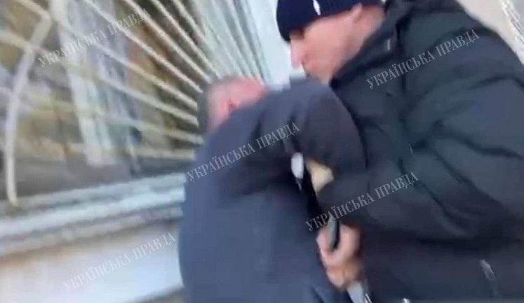 В Днепре напали на съемочную группу журналиста Ткача: "Иди ты нах#й со своей правдой!" ВИДЕО