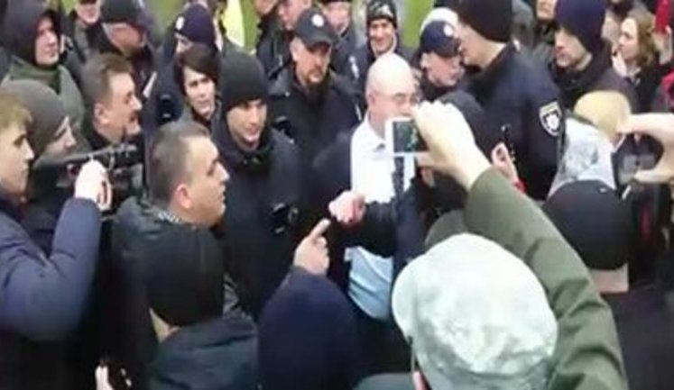 В Черновцах бойцы АТО избили местного политолога-сепаратиста Олега Хавича. ФОТО + ВИДЕО