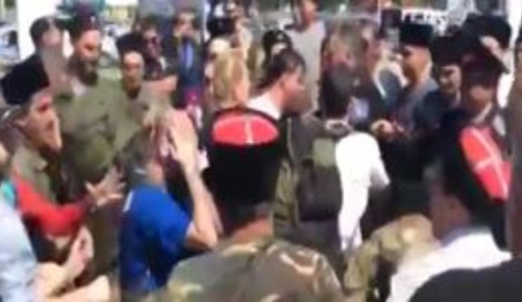 "Держдепівський окупант! Бандери, бл#дь! Ідіть нах#й звідси!", - "козаки" побили опозиціонера Навального та його соратників в аеропорту Анапи. ВІДЕО