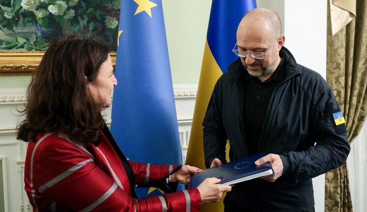 Ukraine received report from European Commission with recommendation to start negotiations on joining the EU. PHOTOS
