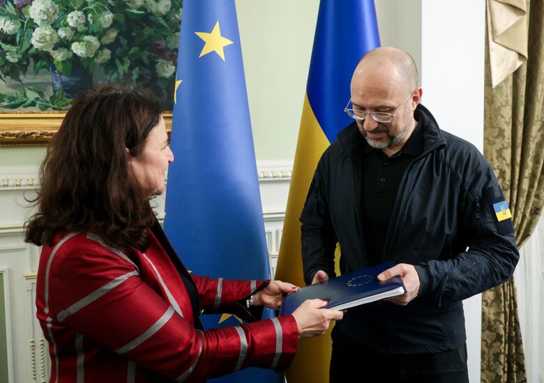 Ukraine received report from European Commission with recommendation to start negotiations on joining the EU 02