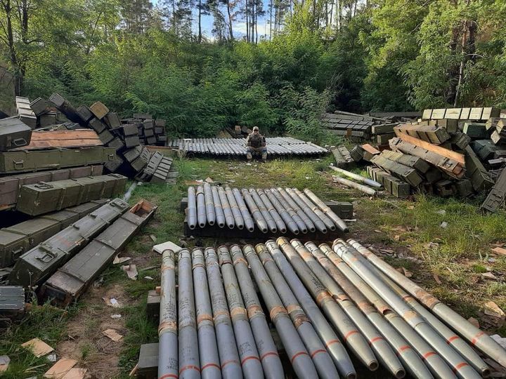 Російські військові, відступаючи, кинули ракети до РСЗВ БМ-27 Ураган 01