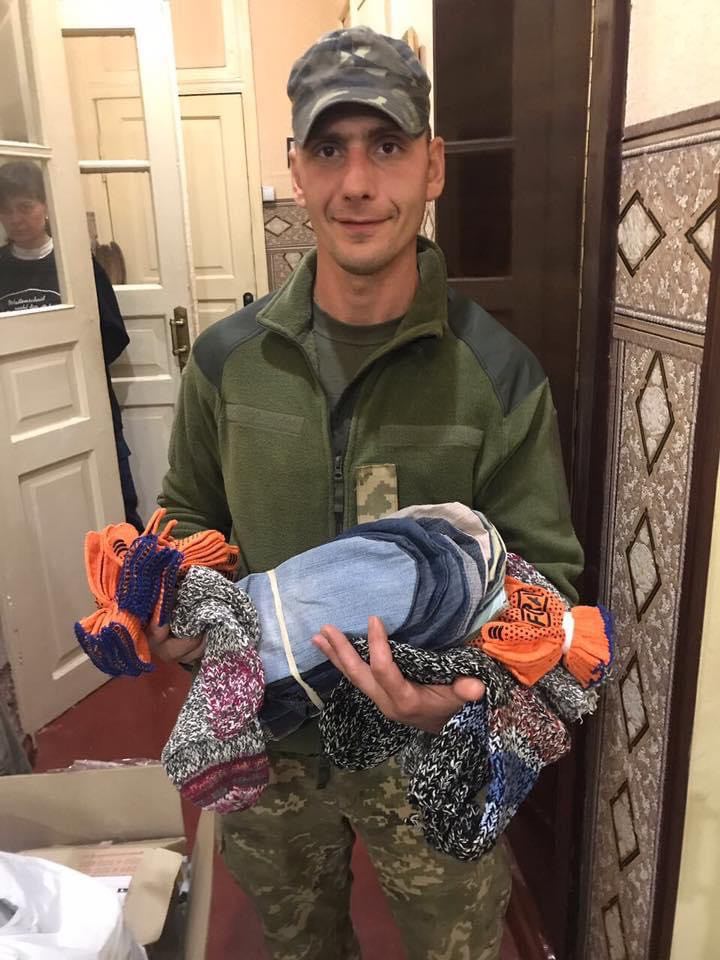 На війні червоний хрест медика на формі чи машині працює не як оберіг, а як мішень для найманців РФ 03
