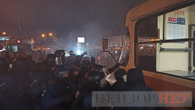 Под Шевченковским судом - столкновения с полицией 20
