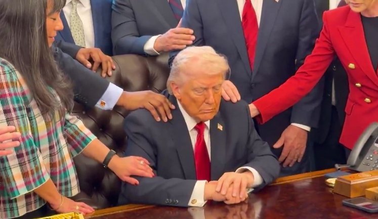 В Белом доме помолились за Трампа и вооруженные силы США. ВИДЕО