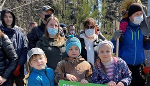 Кияни вийшли наводити порядок в парку на Жмаченка, який відвоювали у забудовника. ФОТОрепортаж
