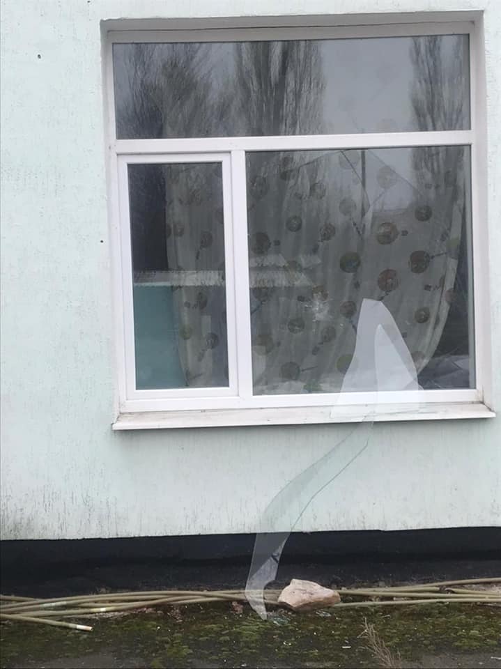 Эвакуация детей и персонала из детского сада, попавшего под обстрел войск РФ в Станице Луганской 02