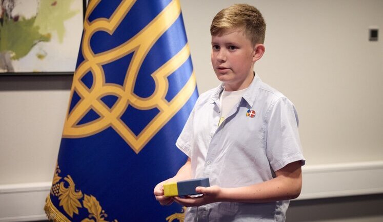 Зеленський нагородив 11-річного волонтера з Данії Єнса Томсена за допомогу українським дітям. ФОТОрепортаж
