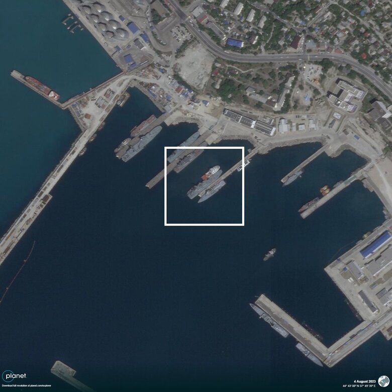 Подбитый Оленегорский горняк в Новороссийске поставили к стенке и подперли вспомогательным судном 01 Подбитый Оленегорский горняк в Новороссийске поставили к стенке и подперли вспомогательным судном 01