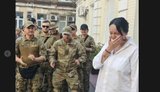 Молчанова та люди у військовій формі