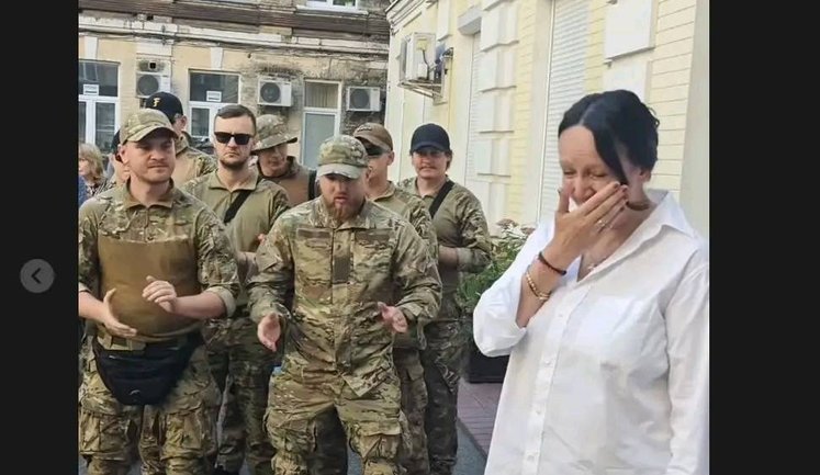 Столичну забудовницю Молчанову в суді підтримували невідомі у військовій формі, - активіст Рак
