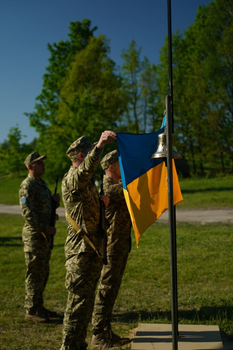 Бойовий командир Едуард Пісоцький: Мої підлеглі на 98 відсотків ніколи не тримали в руках зброї. Вдягнені були у те, хто в чому прийшов – в джинси, спортивні костюми, кеди, кросівки 06