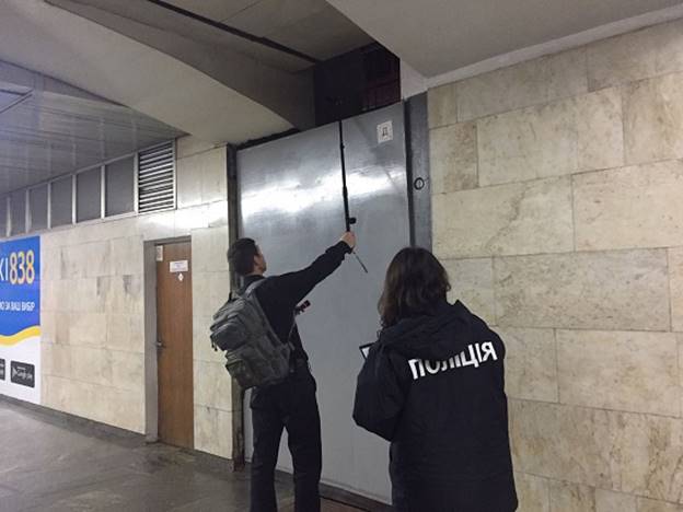 Полиция проверяет сообщения о заминировании Святошинско-Броварской линии метро и палаточного городка на Майдане 01 Полиция проверяет сообщения о заминировании Святошинско-Броварской линии метро и палаточного городка на Майдане 01