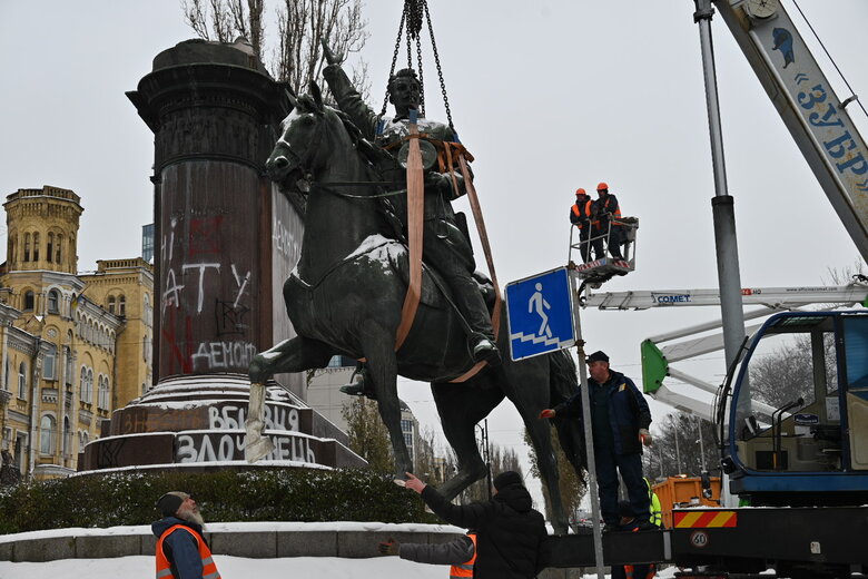 Демонтаж памятника Щорсу в центре Киева 11