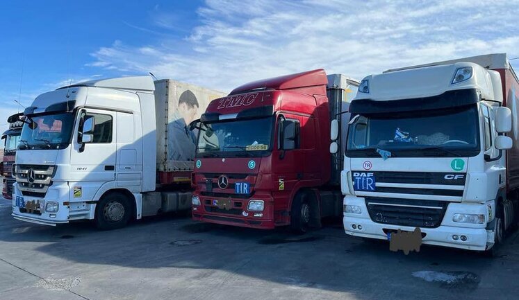 Зеленський підписав закон про передачу повноважень з реєстрації вантажівок до МВС