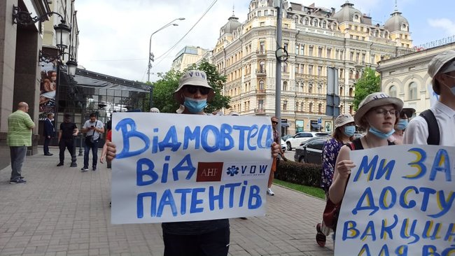 Патенти вбивають: у центрі Києва відбувся марш на підтримку вакцинації від COVID-19 04