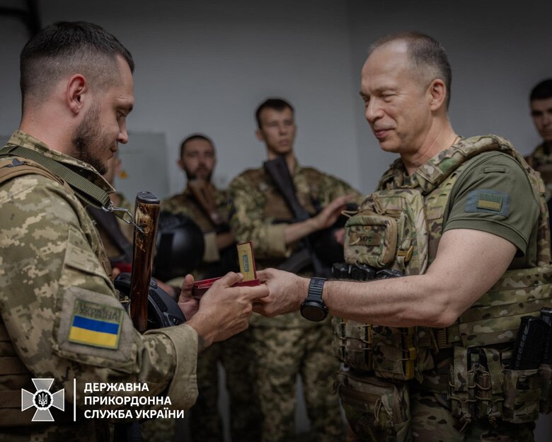 Сирський нагородив прикордонників