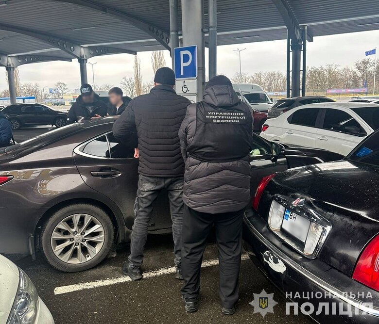 У столиці та на Одещині знешкоджено схеми "торгівлі впливом" у Сервісних центрах МВС