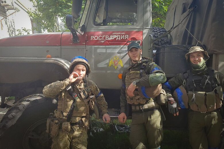 Нацгвардієць, позивний Бона: У Серебрянському лісі росіяни скидали на наші позиції з дронів сльозогінний газ в аерозолях, з яких він розпилювався 03