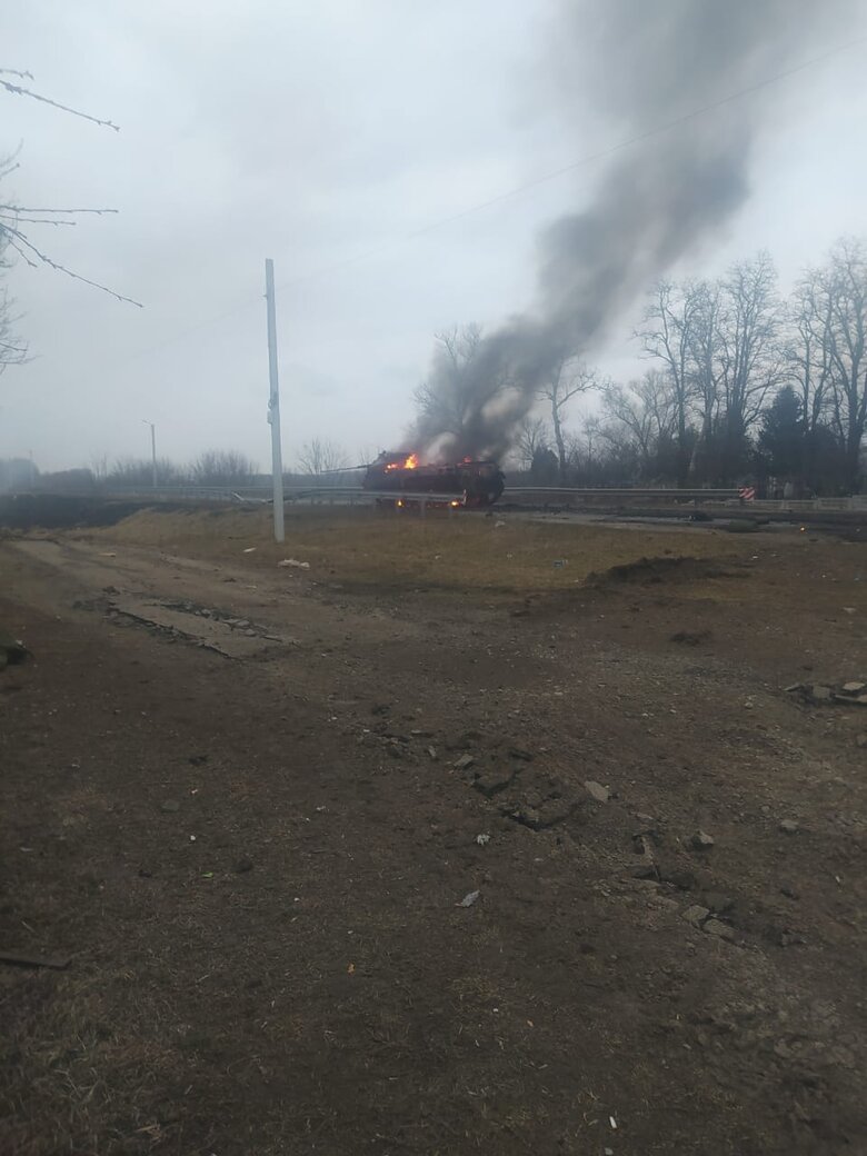 Наш бойовий медик і екіпаж з палаючого танка врятував, і дітей з машини, яка підірвалася на міні, сам собі витягнув уламок з долоні і продовжив надавати допомогу пораненим 02