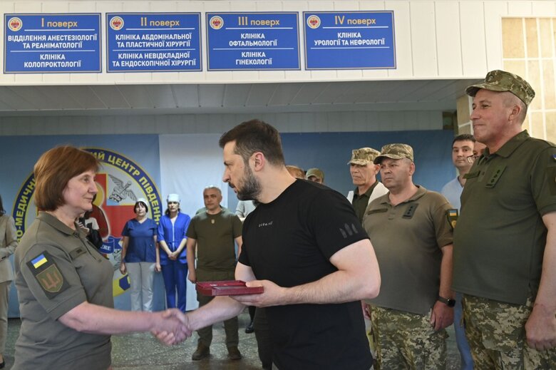 Zelenskyy visits wounded soldiers in Odesa and gives awards 11