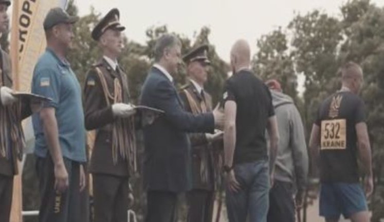 Ветеран "Азова" Толмачев отказался пожимать руку Порошенко при вручении наград победителям Invictus Games. ВИДЕО