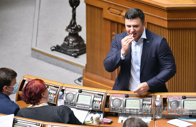 Усі обіймаються та обмінюються любязностями, Тимошенко шепочеться, Порошенко задумливий, Разумков розводить руками, - день роботи Ради 7 вересня 15